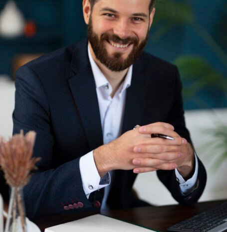 front-view-smiley-man-posing-cv front-view-smiley-man-posing-cv